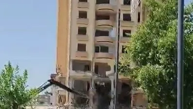 Gaziantep'te ağır hasarlı bina kontrollü şekilde yıkıldı