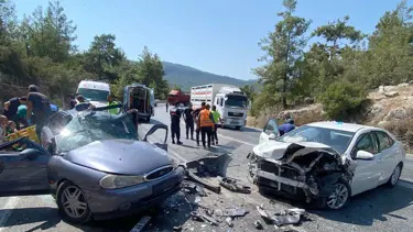 Antalya'da otomobiller çarpıştı: 8 yaralı
