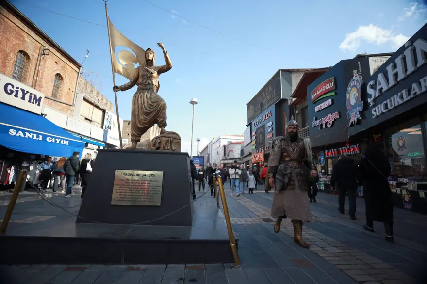 Giydiği kıyafeti çizme, yüzük, kılıç kınıyla tamamlıyor: 33 yaşındaki Gezer alp kıyafetliyle ilgi çekiyor 19