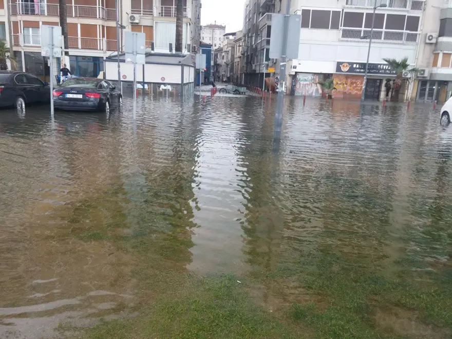 İzmir'de fırtına: Deniz taştı, işyerlerini su bastı 45