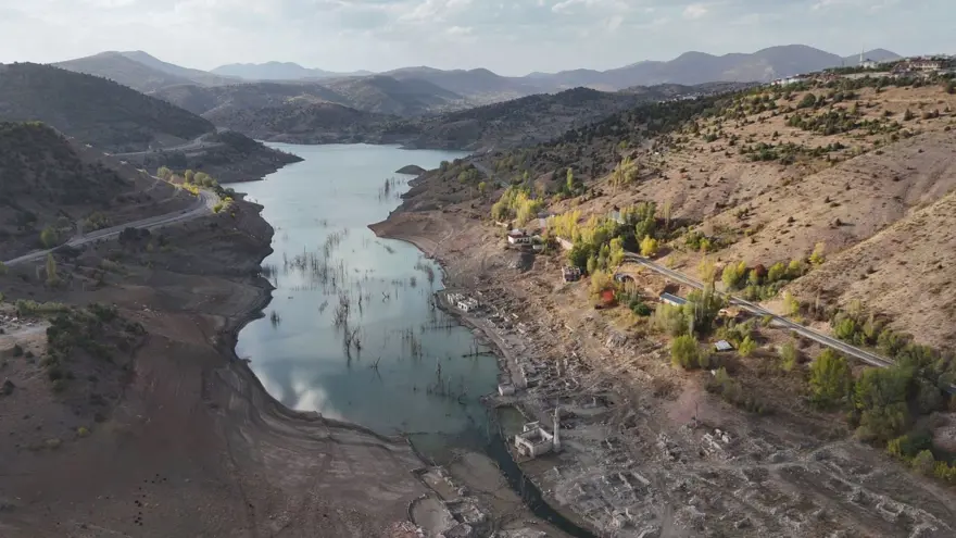 15 yıldır sular altında kalan köy tamamen ortaya çıktı 1