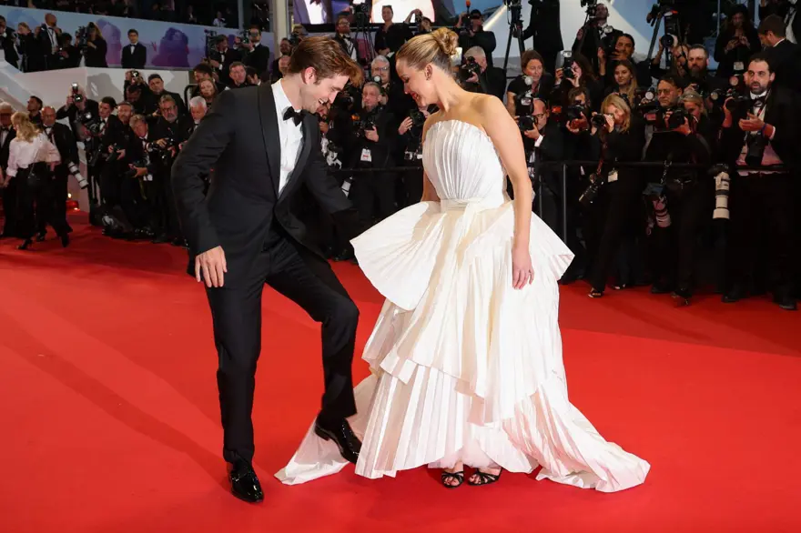 Jennifer Lawrence'ın yeni filmi 9 dakika boyunca ayakta alkışlandı 2