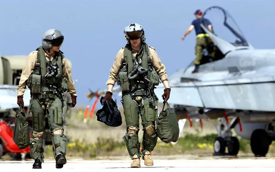 NATO'nun kimlik kartı 10