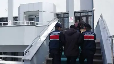 24 yıl hapis cezasıyla aranıyordu; oğlunun iş yerindeki tünelde bulundu