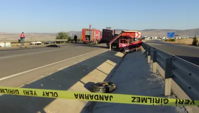 Afyonkarahisar'da otomobille kamyon kafa kafaya çarpıştı: 3 kişi öldü, bir kişi yaralandı