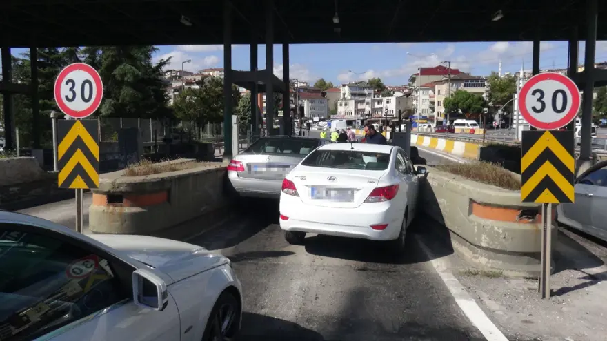 İnatçısürücüler aynı anda geçmeye çalıştıkları gişede sıkıştı 3 İnatçısürücüler aynı anda geçmeye çalıştıkları gişede sıkıştı 3