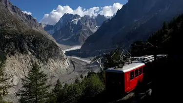 Raylara düşen kayalar iki ülke arasındaki ulaşımı durdurdu