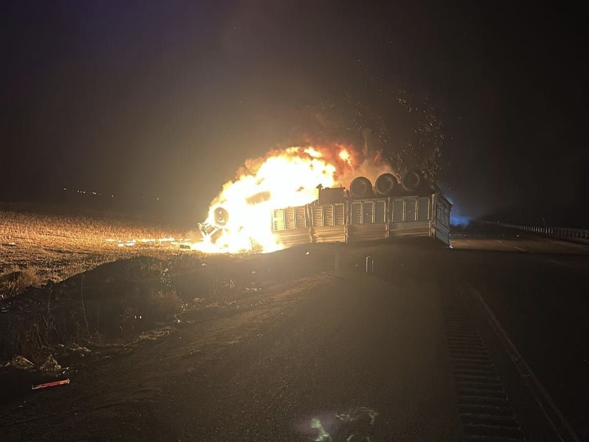 Devrilen TIR alev aldı: Sürücü feci şekilde can verdi