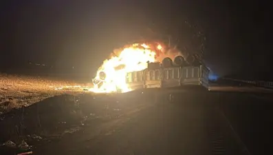 Devrilen TIR alev aldı: Sürücü feci şekilde can verdi