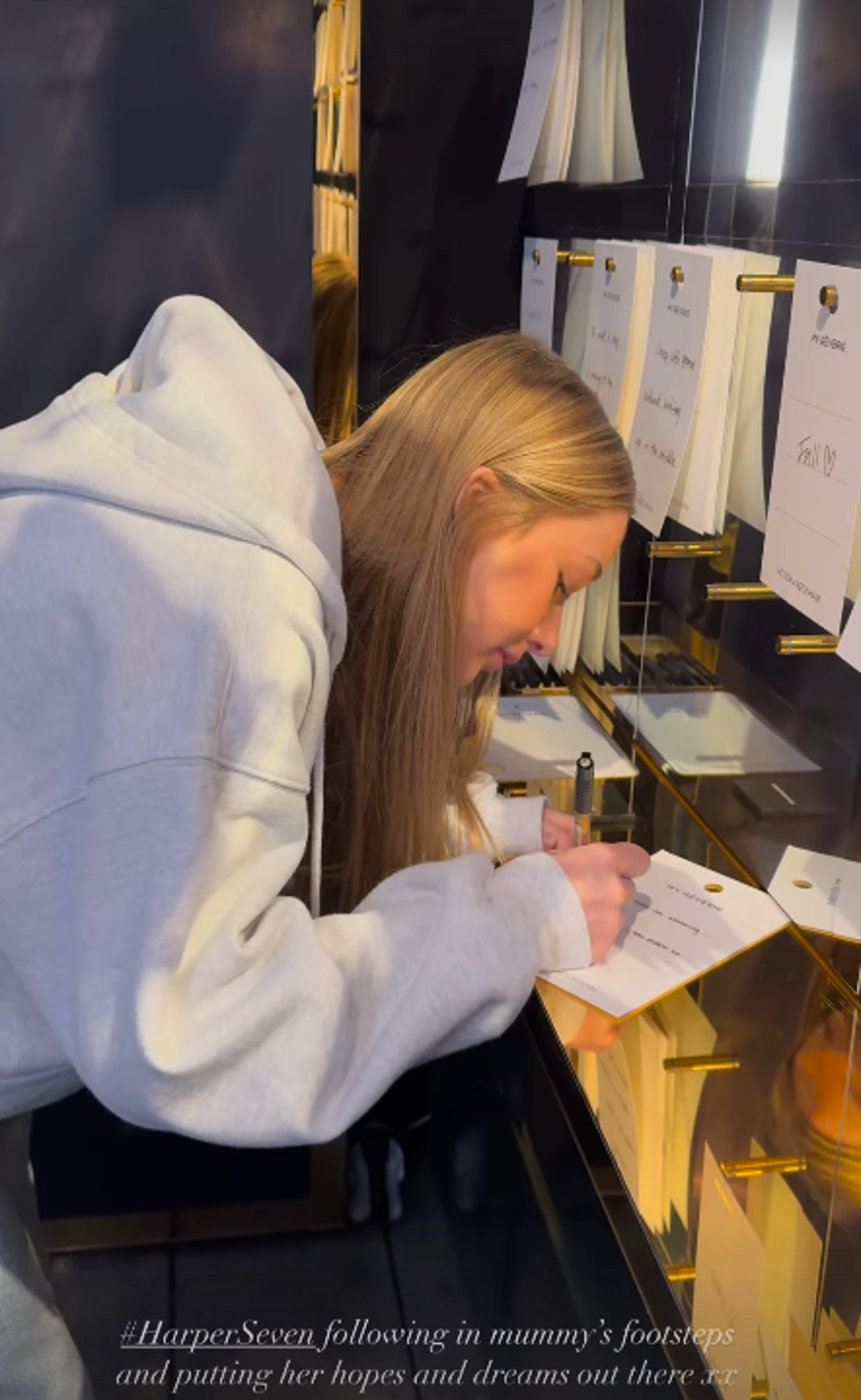 Victoria Beckham'ın kızı Harper annesinin izinden gidiyor 2