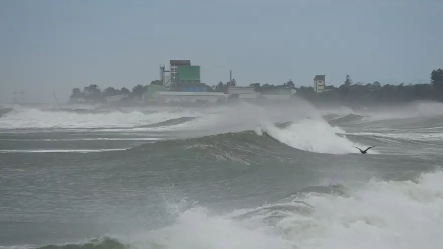 Dalgaların boyu 3-4 metreye ulaştı: Şiddetli rüzgar etkili oldu Dalgaların boyu 3-4 metreye ulaştı: Şiddetli rüzgar etkili oldu