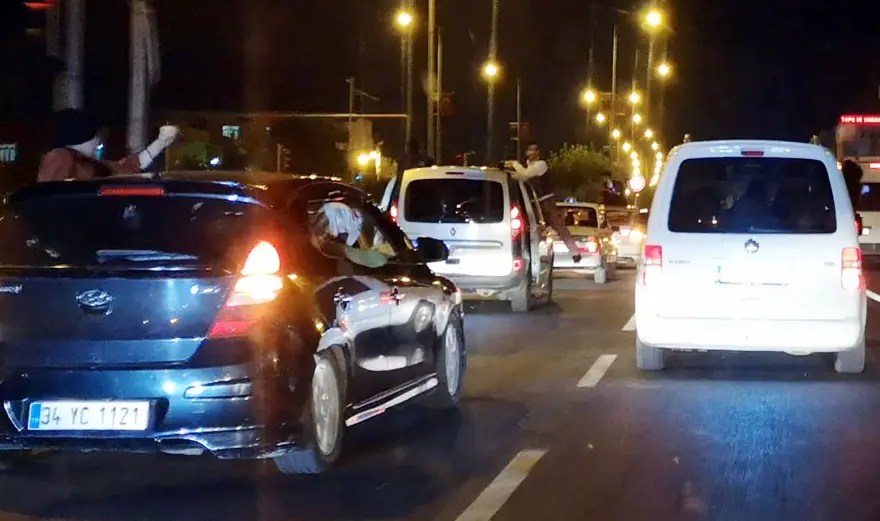 Yasağa rağmen düğün konvoyu yapıp, trafiği birbirine kattılar 2 Yasağa rağmen düğün konvoyu yapıp, trafiği birbirine kattılar 2