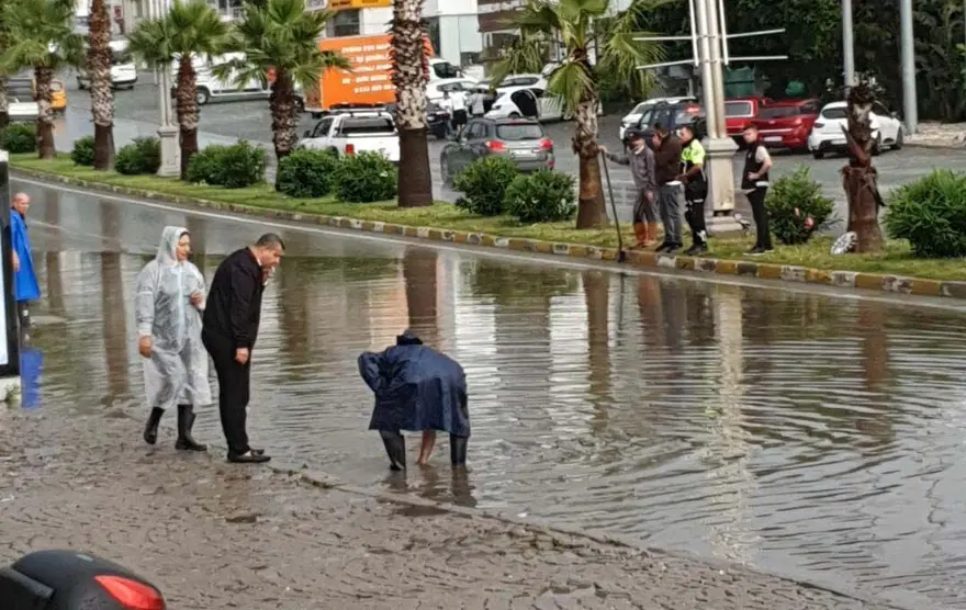 Bodrum'da kuvvetli sağanak: Yollar göle döndü 10 Bodrum'da kuvvetli sağanak: Yollar göle döndü 10
