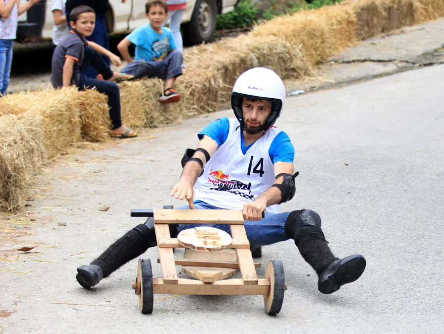 'Formulaz'a çay taşıyarak hazırlanıyorlar 18