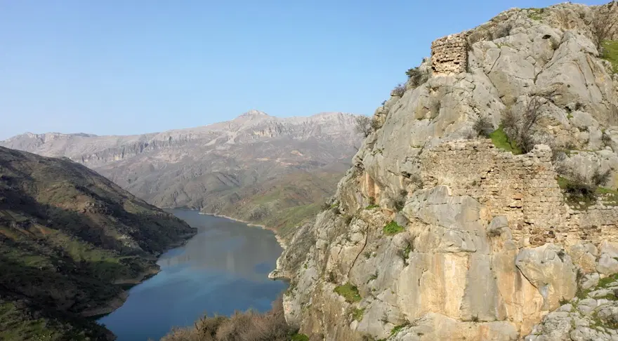 Adıyaman'da Fırat Nehri kıyısında 1800 yıllık askeri gözetleme kulesi tespit edildi 4 Adıyaman'da Fırat Nehri kıyısında 1800 yıllık askeri gözetleme kulesi tespit edildi 4