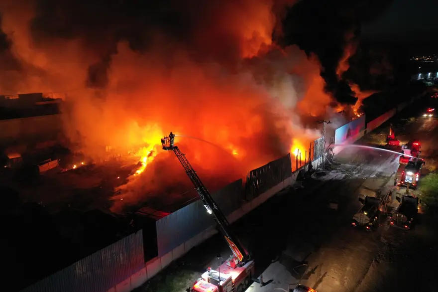 Manisa’da “mecbur kalmadıkça pencerelerinizi açmayın” uyarısı| (Dumanlar İzmir’e kadar ulaşmıştı) 1 Manisa’da “mecbur kalmadıkça pencerelerinizi açmayın” uyarısı| (Dumanlar İzmir’e kadar ulaşmıştı) 1