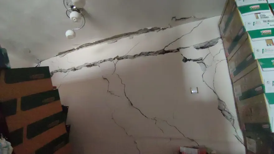 Uzundere'de sabaha karşı göçük meydana geldi: Ev ve iş yerleri zarar gördü 8