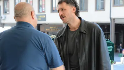 Uraz Kaygılaroğlu'nun acı günü: Tabutun başında taziyeleri kabul etti