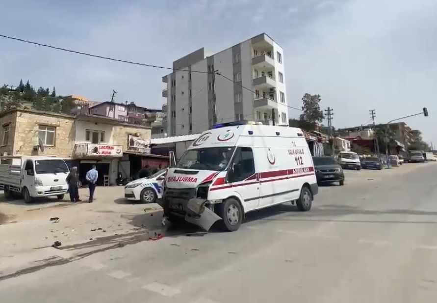 Mersin’de yaralı taşıyan ambulans kaza yaptı