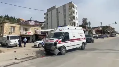 Mersin’de yaralı taşıyan ambulans kaza yaptı