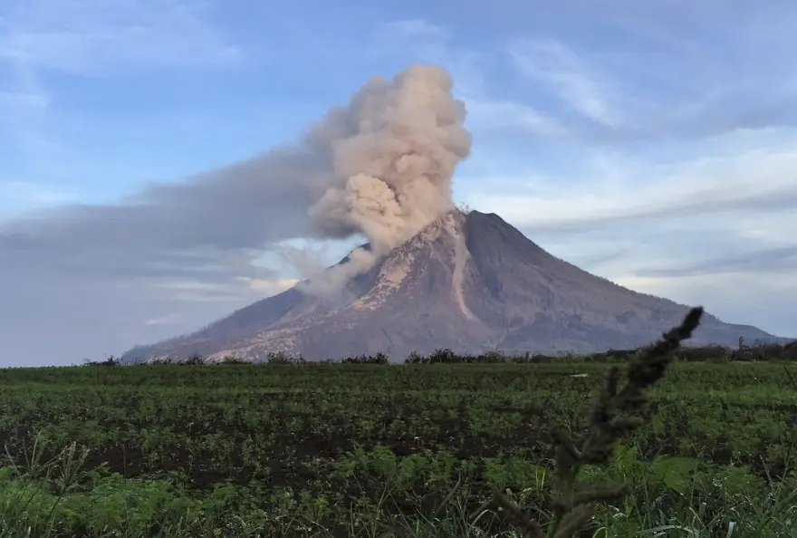 Sinabung binlerce kişiyi evinden etti 8