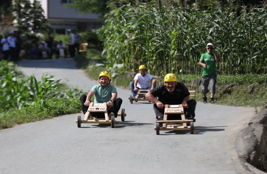 Rize'de tahta arabalar "Laz Ralli"de yarıştı 1 Rize'de tahta arabalar "Laz Ralli"de yarıştı 1