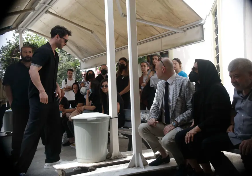 Ebru Gündeş annesini son yolculuğuna uğurladı 2