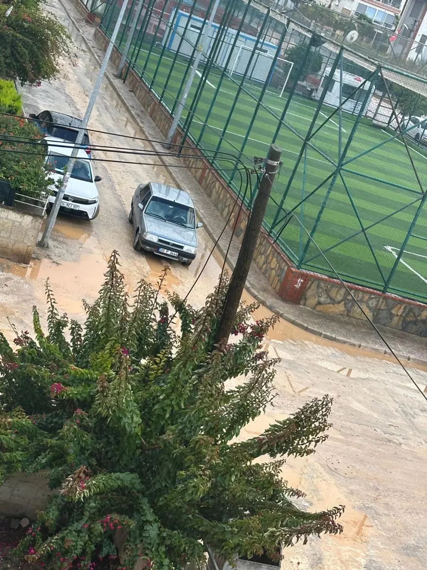 Çeşme'de sokaklar göle döndü 11