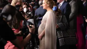 Doğuma gün sayan Jennifer Lawrence galada