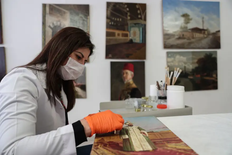 Topkapı Sarayı'nın deposundaki tablolara bakım 