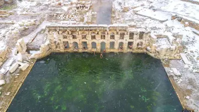 Yozgat'taki iki bin yıllık tarihi Roma havuzunda kar altında yüzüyorlar