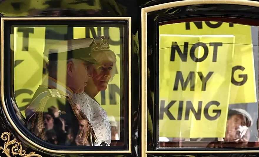 Yeni yasama yılı açılışına katılan Kral Charles'a protesto: Benim kralım değil! 4