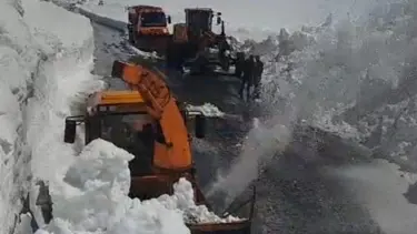Yol 3 aydır kapalıydı: Van-Bahçesaray kara yolunda ekiplerin karla mücadelesi