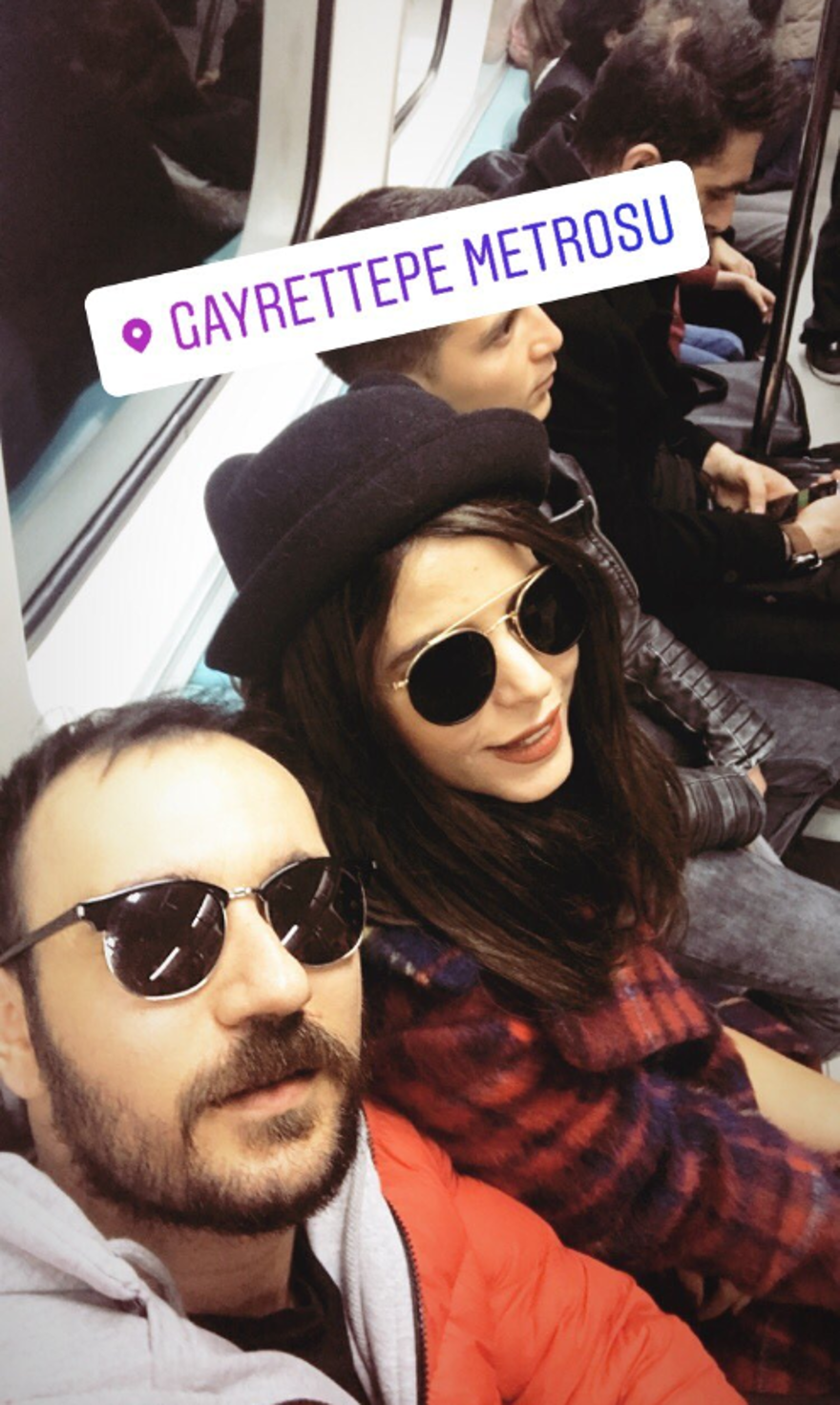 Oyuncu Merve Boluğur otobüste (Toplu taşıma kullanan ünlüler) 86