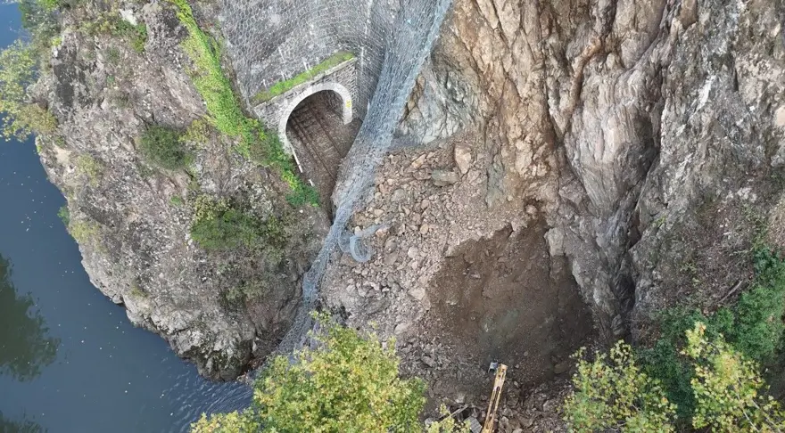 Heyelan demir yolunu kapattı: Seferler durduruldu 2 Heyelan demir yolunu kapattı: Seferler durduruldu 2