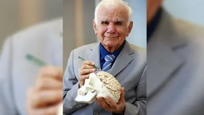 'Yüzyılın cerrahı' Prof. Dr. Gazi Yaşargil 95'inci yaşını 10 bin cerrahla kutladı