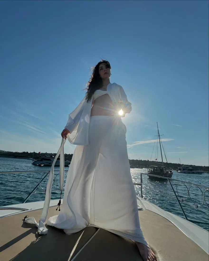 Zeynep Tuğçe Bayat karnı burnunda pozlarını paylaştı 1