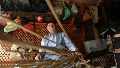 Unutulmaya yüz tutmuştu: 77 yaşındaki usta semerciliği makinayla sürdürüyor