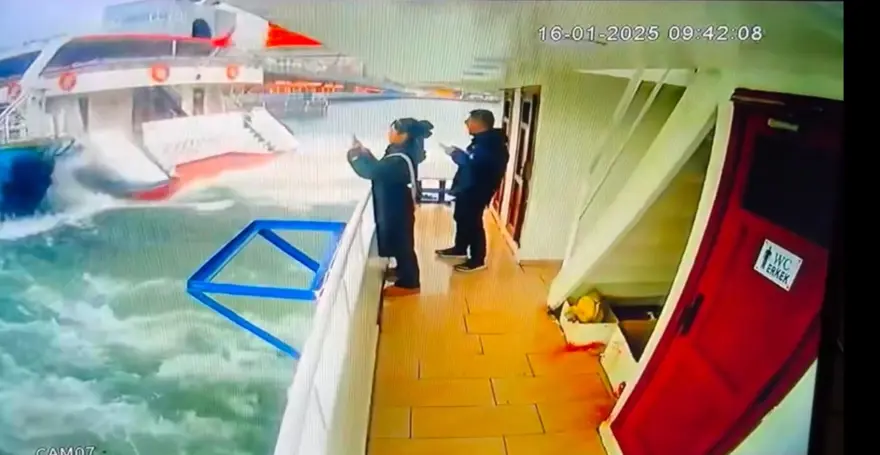 Haliç’te panik anları: İki tekne çarpıştı 1
