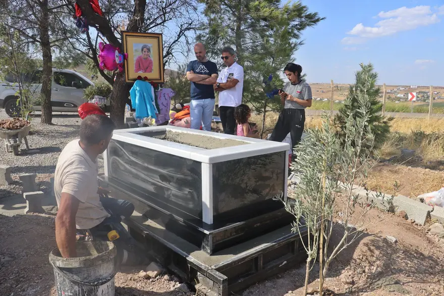 Katledilen Narin'in mezarı yapıldı 1