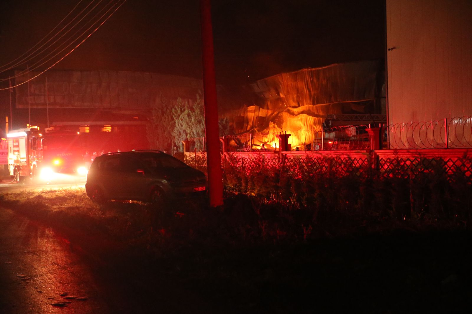 Sakarya'da sünger fabrikasında yangın