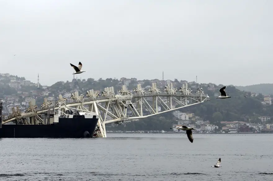 Pioneering Spirit, İstanbul Boğazı'ndan geçti 2