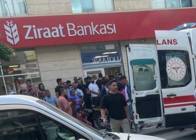 Banka müdürüne bıçak çekip paraları aldı