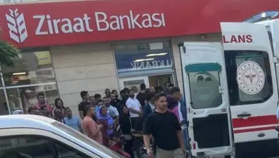 Banka müdürüne bıçak çekip paraları aldı