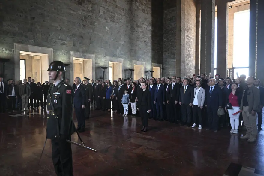 Mansur Yavaş ve Ankara'nın yeni belediye başkanları Anıtkabir'de 17 Mansur Yavaş ve Ankara'nın yeni belediye başkanları Anıtkabir'de 17