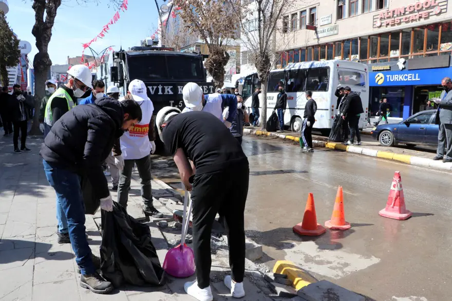 Van’da olaylar sona erdi, yapılan çağrılarla sokaklartemizlenmeye başlandı 4 Van’da olaylar sona erdi, yapılan çağrılarla sokaklartemizlenmeye başlandı 4