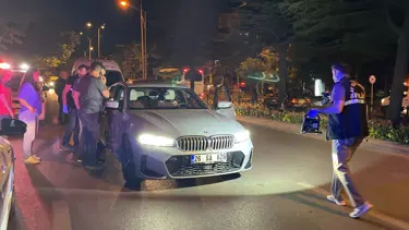 Bıçak zoruyla ticari taksi ve lüks otomobil gasp etti: Uzun kovalamacayla yakalandı