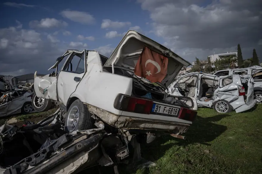 "Araba mezarlığı" felaketin boyutunu gözler önüne seriyor 6