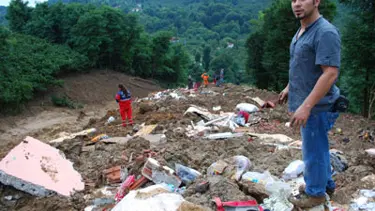 Heyelanda iki kişi kayboldu
