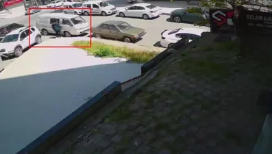 Aracını çalmak isteyen hırsızı suçüstü yakaladı